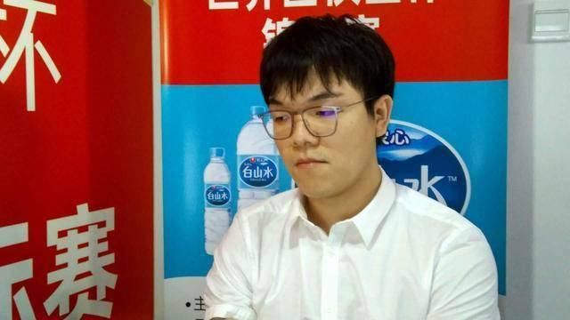 在厨房掀起短裙翘起屁股视频